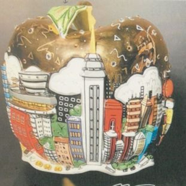 Zu sehen ist das gestohlene Kunstobjekt in Form eines goldenen mit 3-D-Applikationen versehenen Apfels.