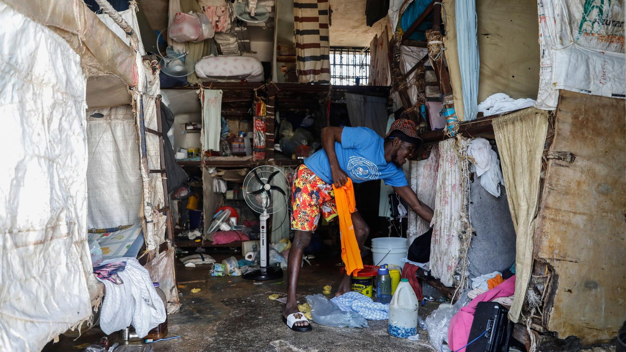 Ein zurückgebliebener Gefangener plündert die leere Zelle im Nationalgefängnis in Port-au-Prince.