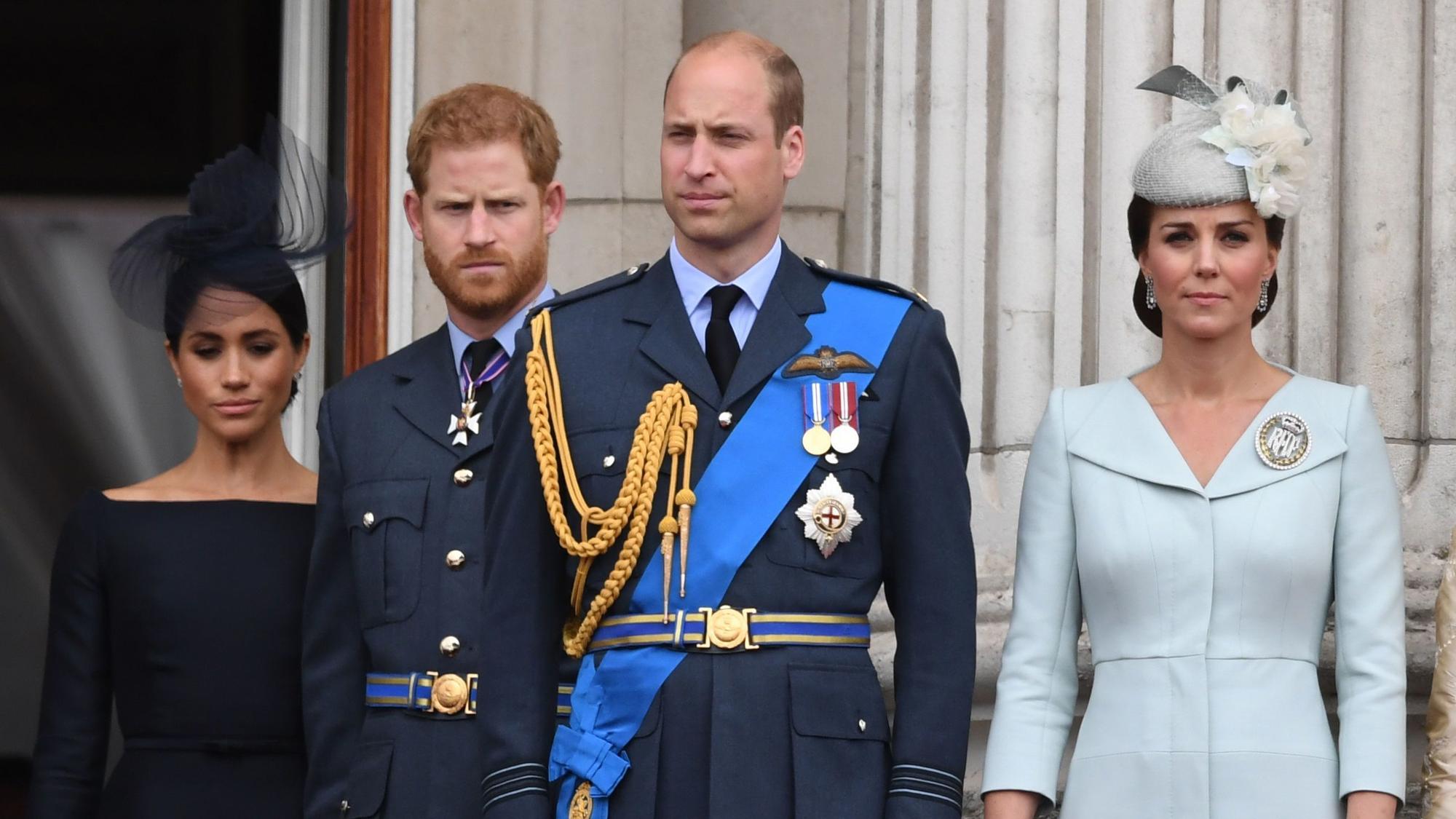 Herzogin Meghan (l-r), Prinz Harry, Prinz William und Herzogin Kate stehen auf dem Balkon des Buckingham Palace, um die Luftparade zum 100-jährigen Jubiläum der Royal Air Force (RAF) im Jahr 2018 zu beobachten.
