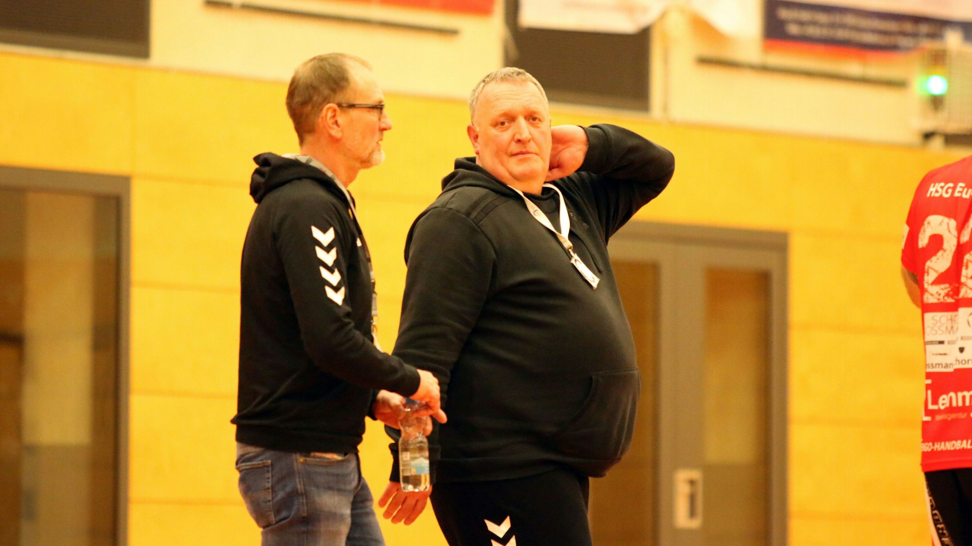 Das Bild zeigt das Trainerduo der HSG Euskirchen im Gespräch.