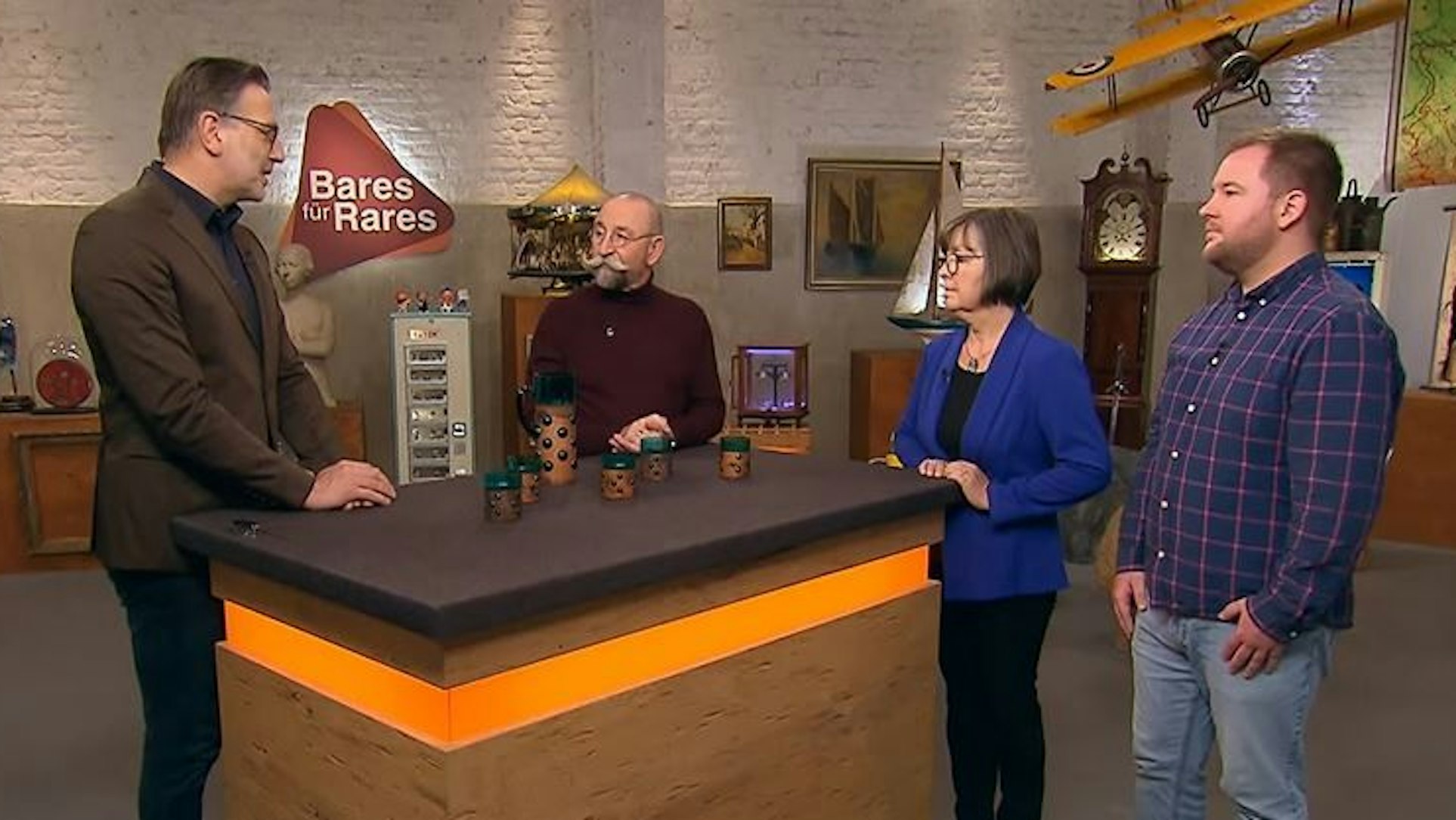 Christoph und Doris Scheulen (v.l) mit ZDF-Moderator Horst Lichter und Detlev Kümmel bei der „Bares für Rares“-Expertise.