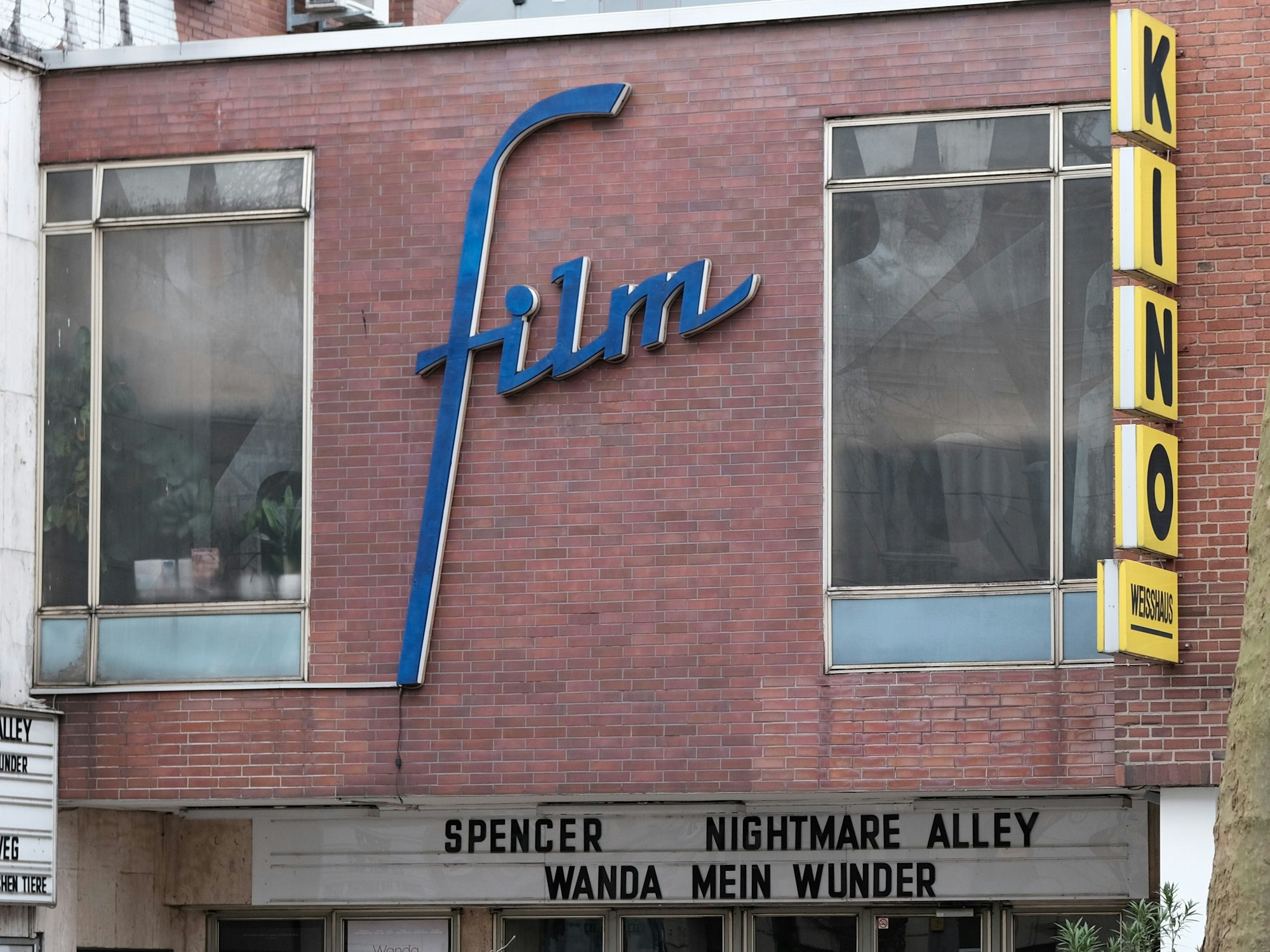 Das Weisshauskino an der Luxemburger Straße von außen