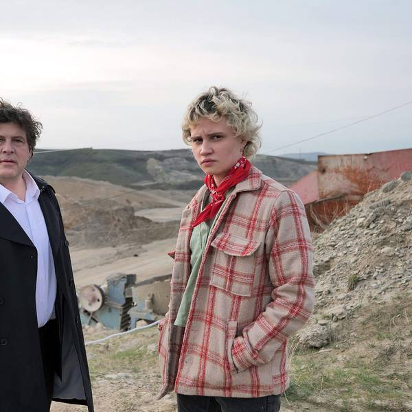 Gerd Meineke (Hans-Jochen Wagner, l) und Stieftochter Leyla (Luna Jordan, r) - eine Szene aus «Am Abgrund».