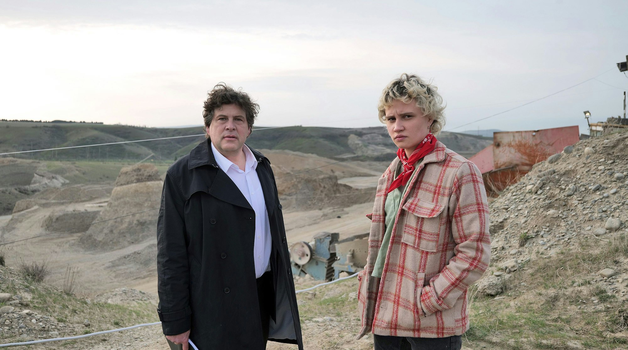 Gerd Meineke (Hans-Jochen Wagner, l) und Stieftochter Leyla (Luna Jordan, r) - eine Szene aus «Am Abgrund».