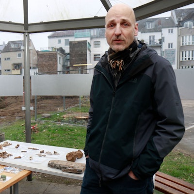An St. Barbara im Kartäuserkloster sind im Rahmen der Bauarbeiten vom Campus Kartause archäologischen Ausgrabungen entdeckt wurden. Gregor Wagner, Leiter der Archäologischen Bodendenkmalpflege, erläutert die Fundsachen.