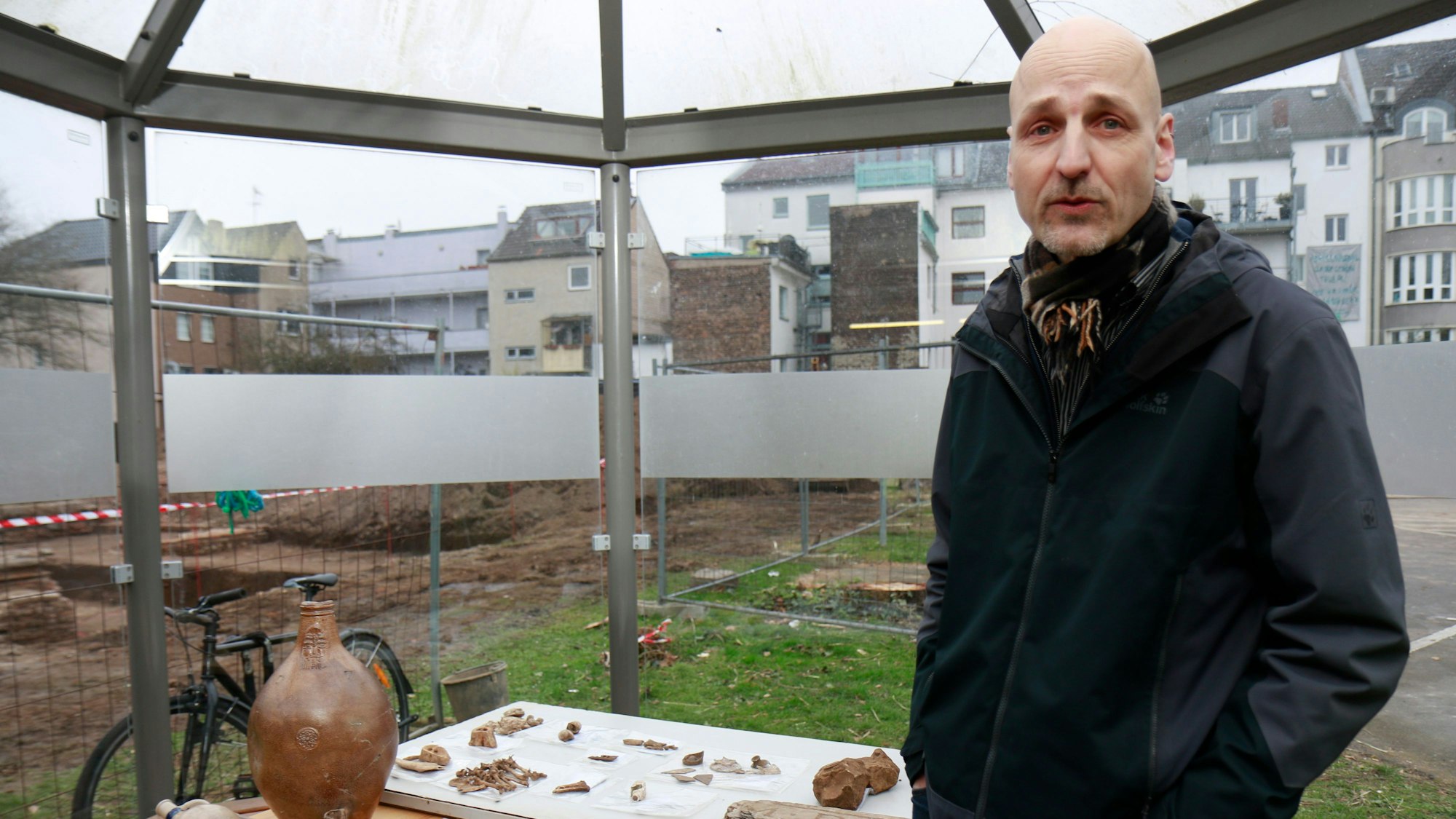 An St. Barbara im Kartäuserkloster sind im Rahmen der Bauarbeiten vom Campus Kartause archäologischen Ausgrabungen entdeckt wurden. Gregor Wagner, Leiter der Archäologischen Bodendenkmalpflege, erläutert die Fundsachen.