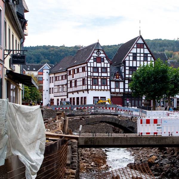 Das Bild zeigt Bad Münstereifel 100 Tage nach der Flut. Noch ist sehr viel im Bereich der Erft und der Innenstadt kaputt.