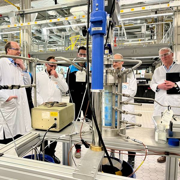 Daniel Koch, Leiter der Niederrhein-Standorte, OB Uwe Richrath (links) und Markus Dugal (rechts) lassen sich eine Covestro-Versuchsanlage von Gregor Kronenberg erklären.