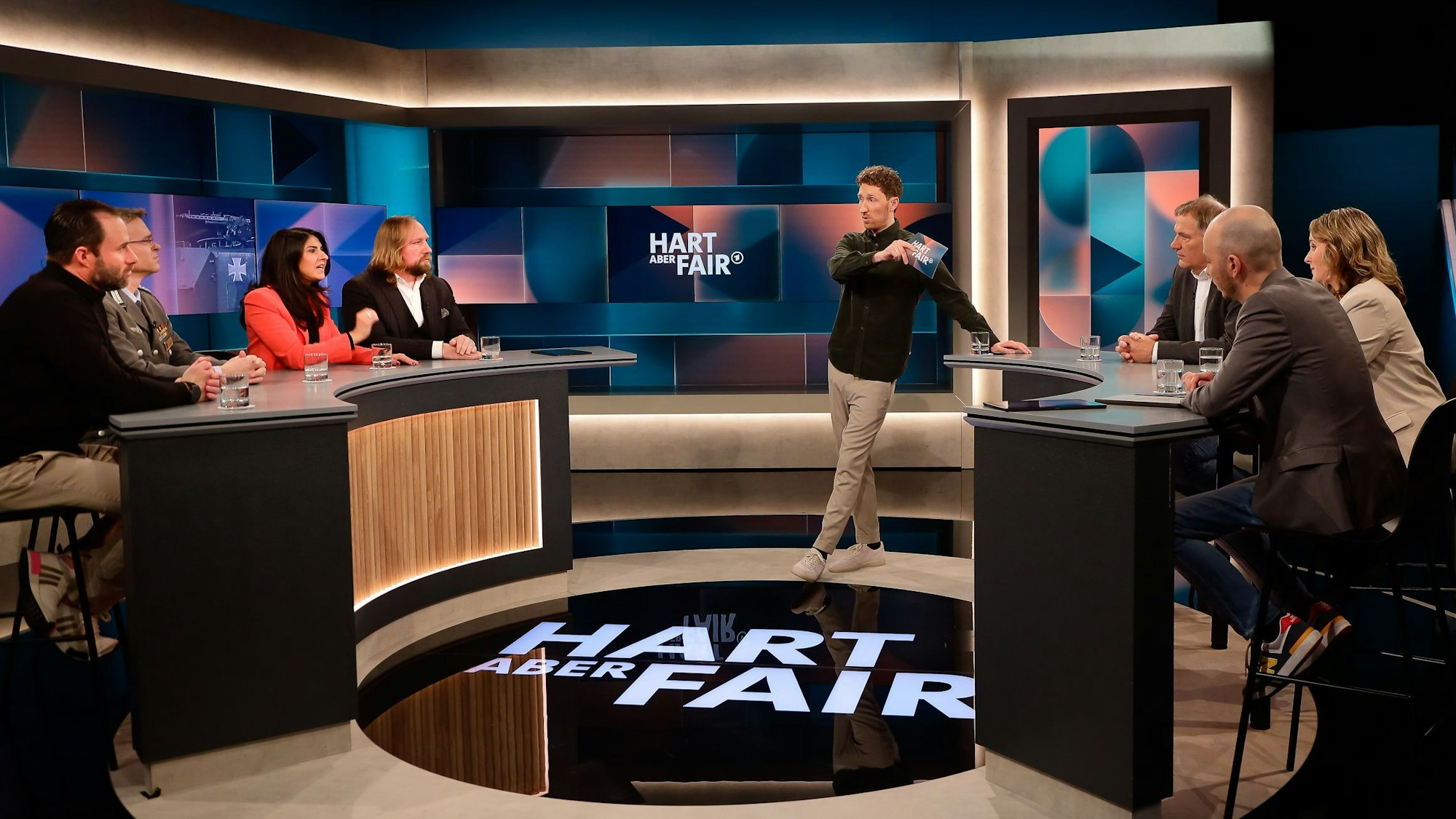 Bei „hart aber fair“ diskutieren die Gäste mit Moderator Louis Klamroth am Montag (4. März) über die Abhöraffäre bei der Luftwaffe und die Atomwaffen-Drohungen von Wladimir Putin.