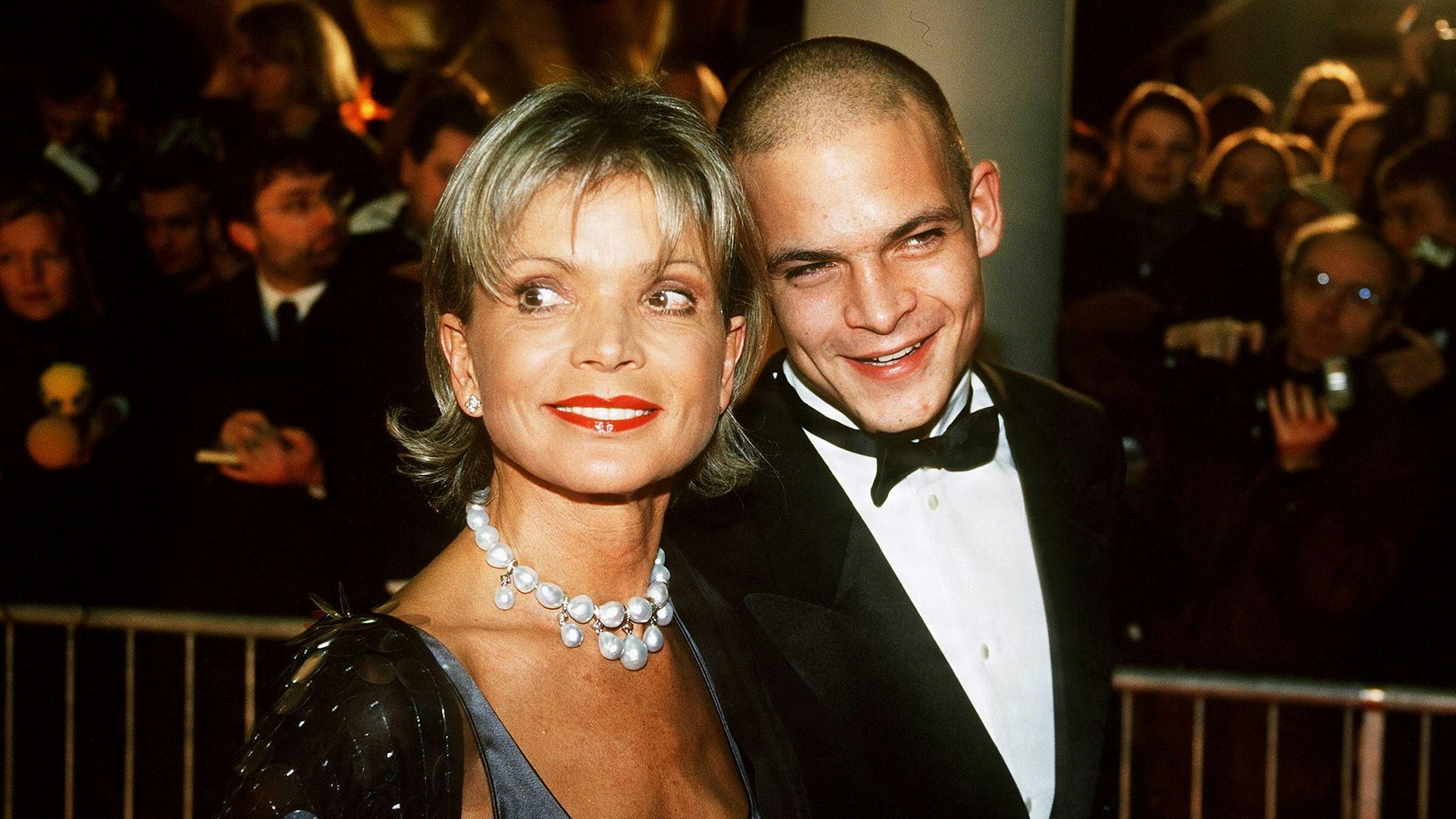 Schauspielerin Uschi Glas (l) mit ihrem Sohn Ben Tewaag anlässlich der Bambi-Verleihung in Berlin.