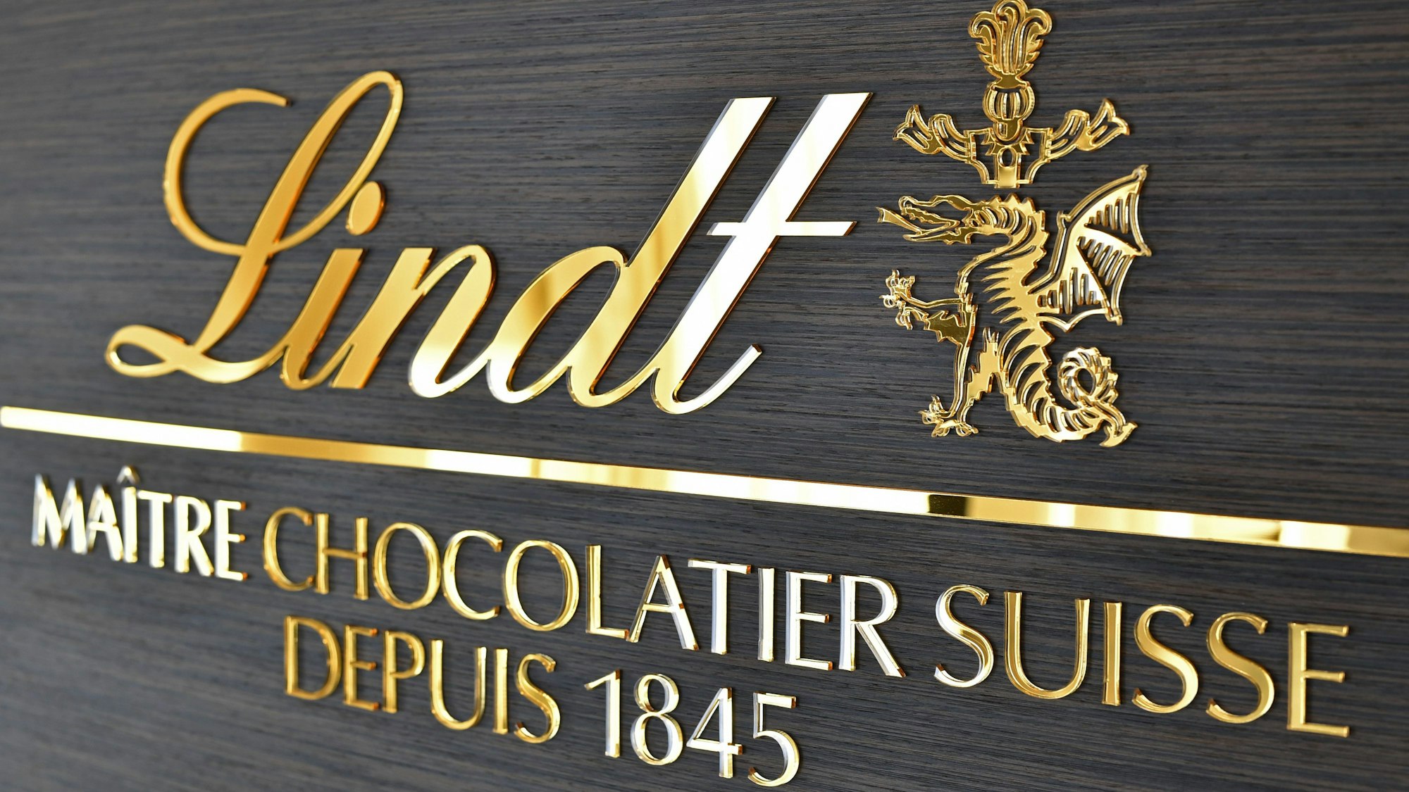 Das Logo von Lindt & Sprüngli. Schokolade dürfte nach einer Prognose des Schweizer Herstellers Lindt & Sprüngli teurer werden.