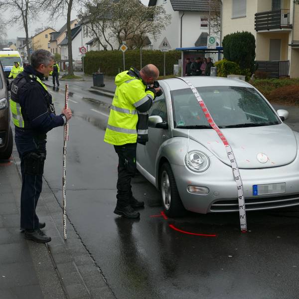 Polizeibeamte sichern Spuren an dem Auto.