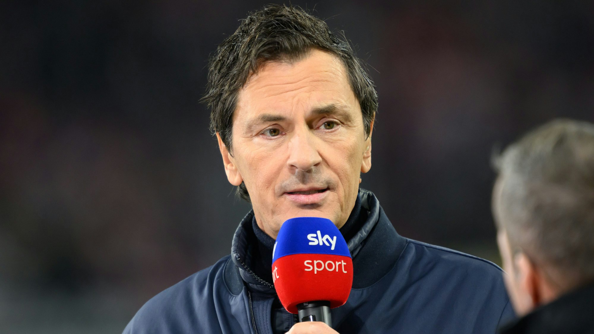 ARCHIV - 17.02.2024, Sachsen, Leipzig: Fußball: Sebastian Hellmann, Moderator beim TV-Sender Sky Sport, steht im Stadion