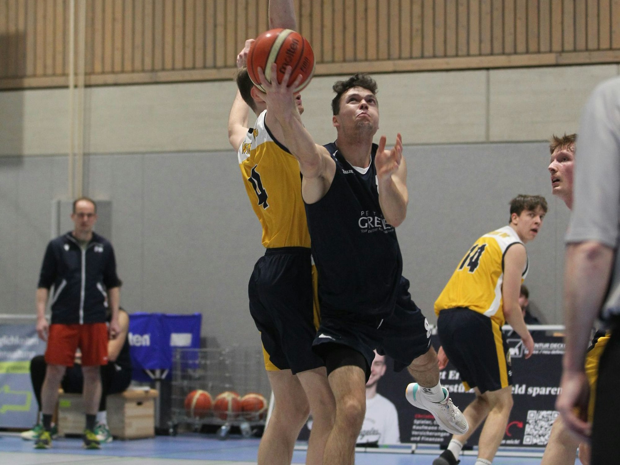 Julian Cziraky hat den Korb im Blick und den Ball in der Hand.