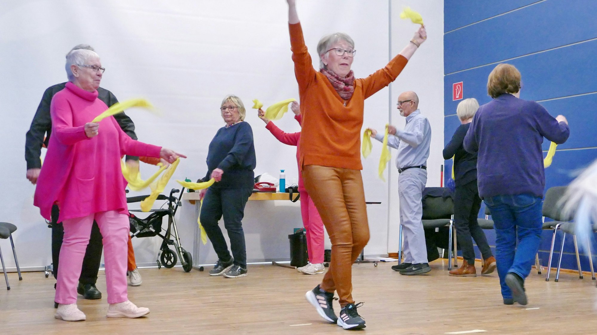 Das Foto zeigt Mitglieder des Odenthaler Seniorentheaters