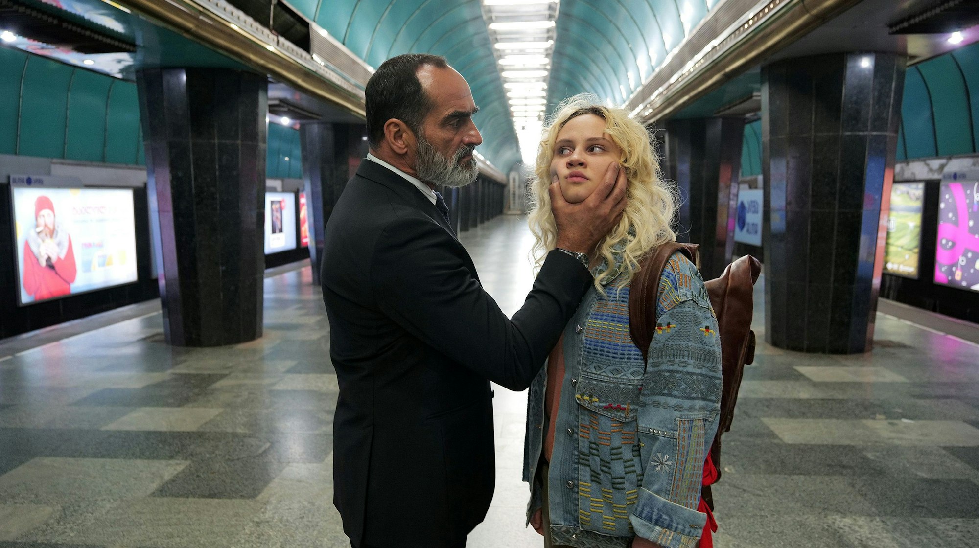 Tofik Gasimov (Navid Neghaban) macht Leyla Kasparjan (Luna Jordan) klar, dass sie mit der politischen Agitation aufhören soll.