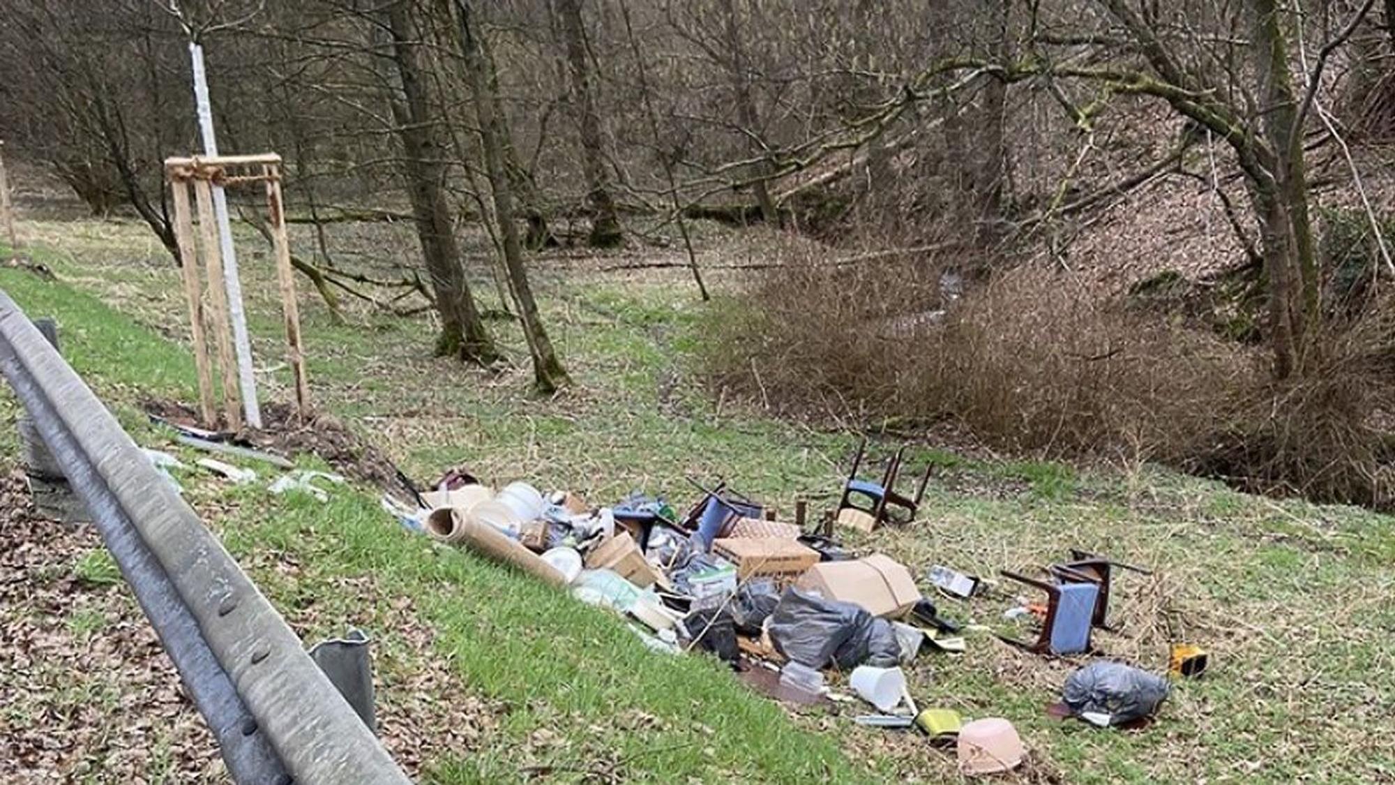 Möbel liegen am Straßenrand in der Landschaft
