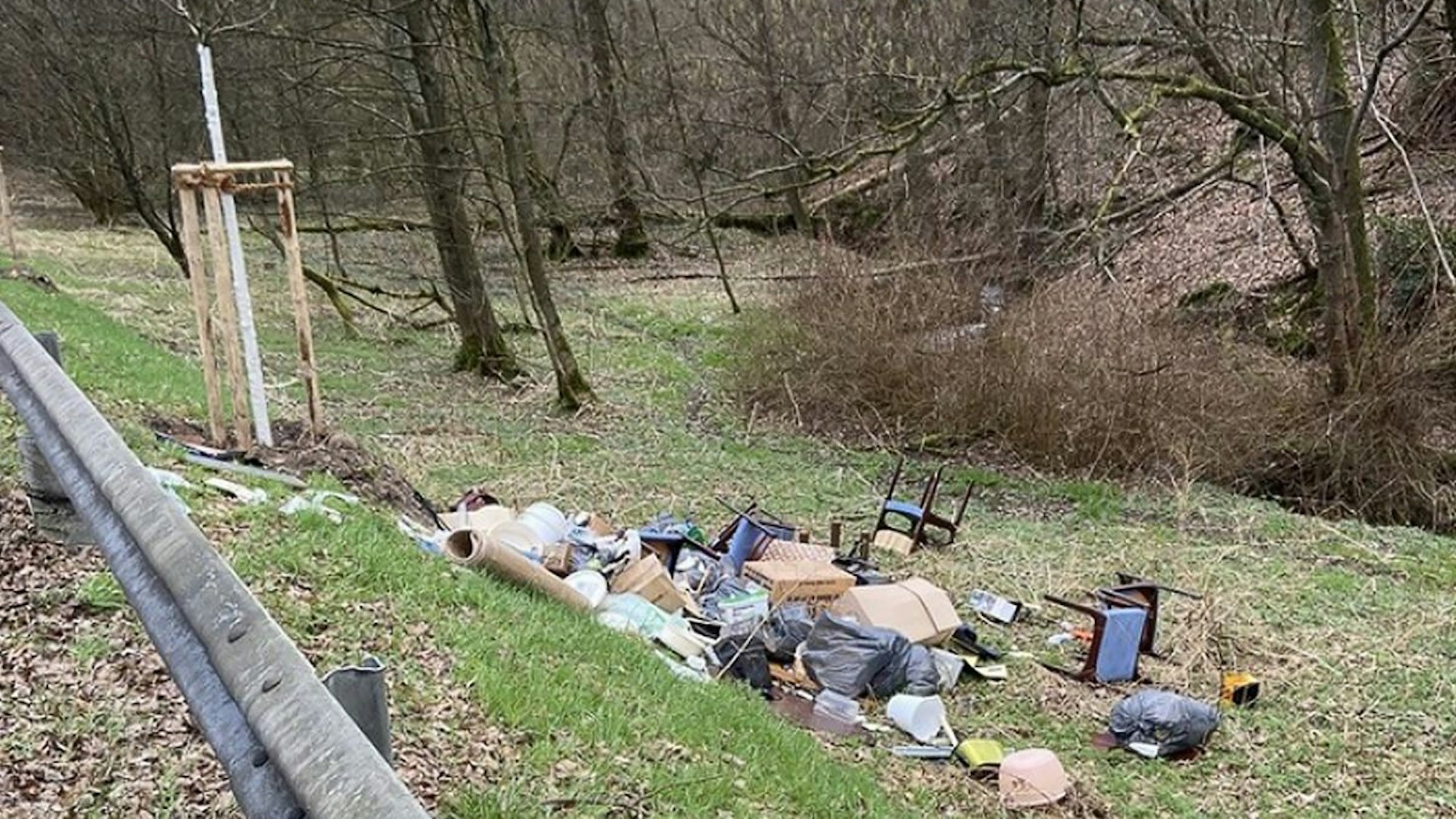 Möbel liegen am Straßenrand in der Landschaft
