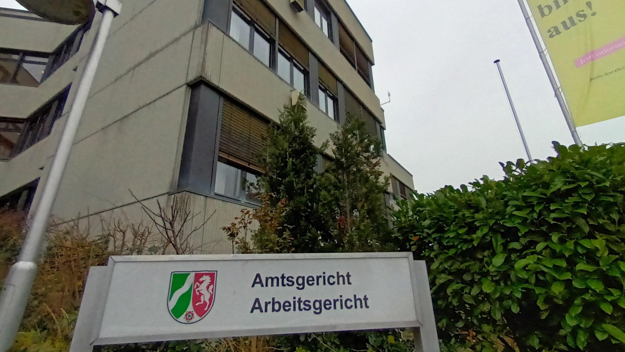 Gebäude, davor ein Schild Amtsgericht Arbeitsgericht