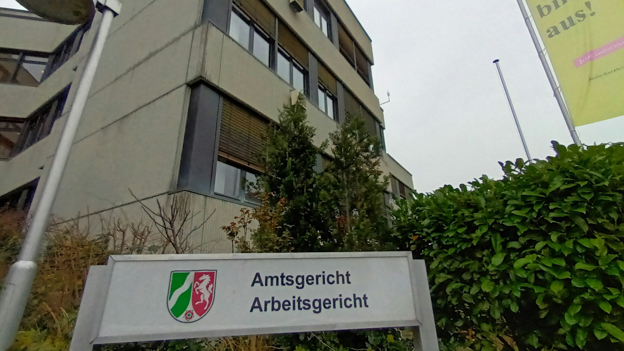 Gebäude, davor ein Schild Amtsgericht Arbeitsgericht