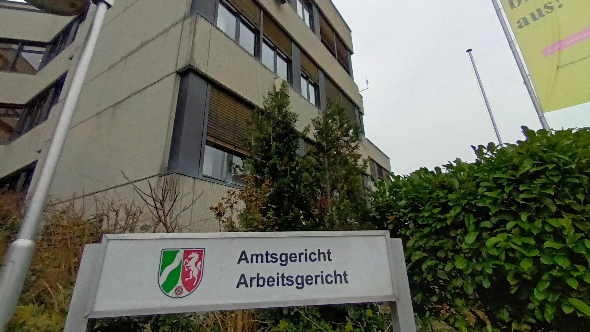 Schild Amtsgericht/Arbeitsgericht vor einem Gebäude