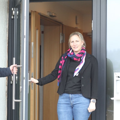 Der Inhaber des Alten- und Pflegeheims Haus Tannenhof und seine Tochter stehen an der Eingangstür.