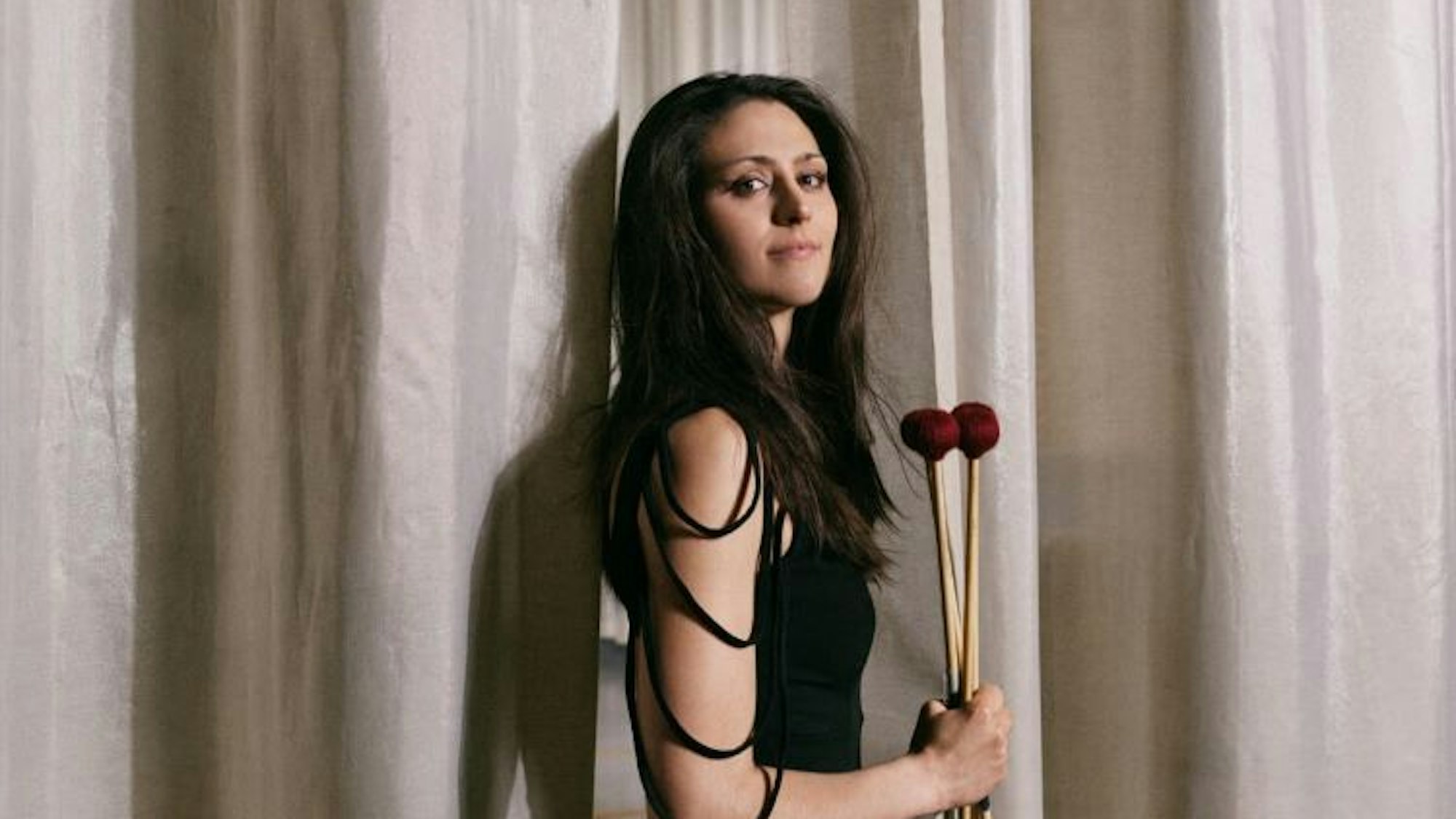 Unter dem Motto „Trommelwirbel“ finden am Freitag, dem 8. März, mit zwei Schulkonzerten die Eröffnungskonzerte der 25. Ausgabe von „Ohrenauf!“ statt. Solistin ist die Schlagwerkerin Vivi Vassileva.