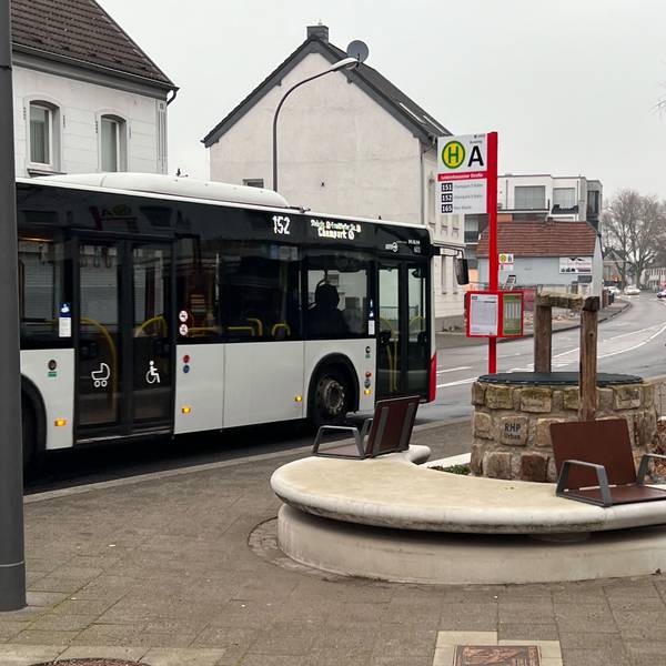 Ein Bus steht an einer Haltestelle.