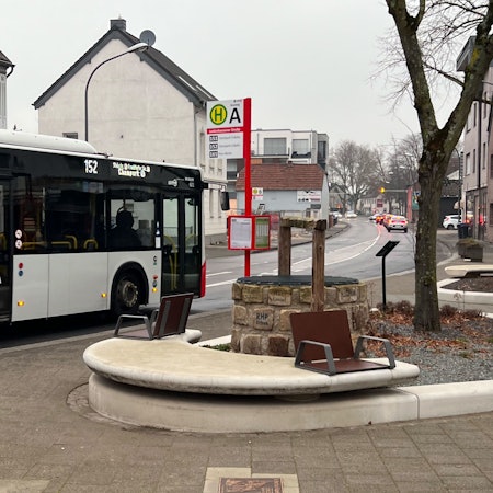 Ein Bus steht an einer Haltestelle.