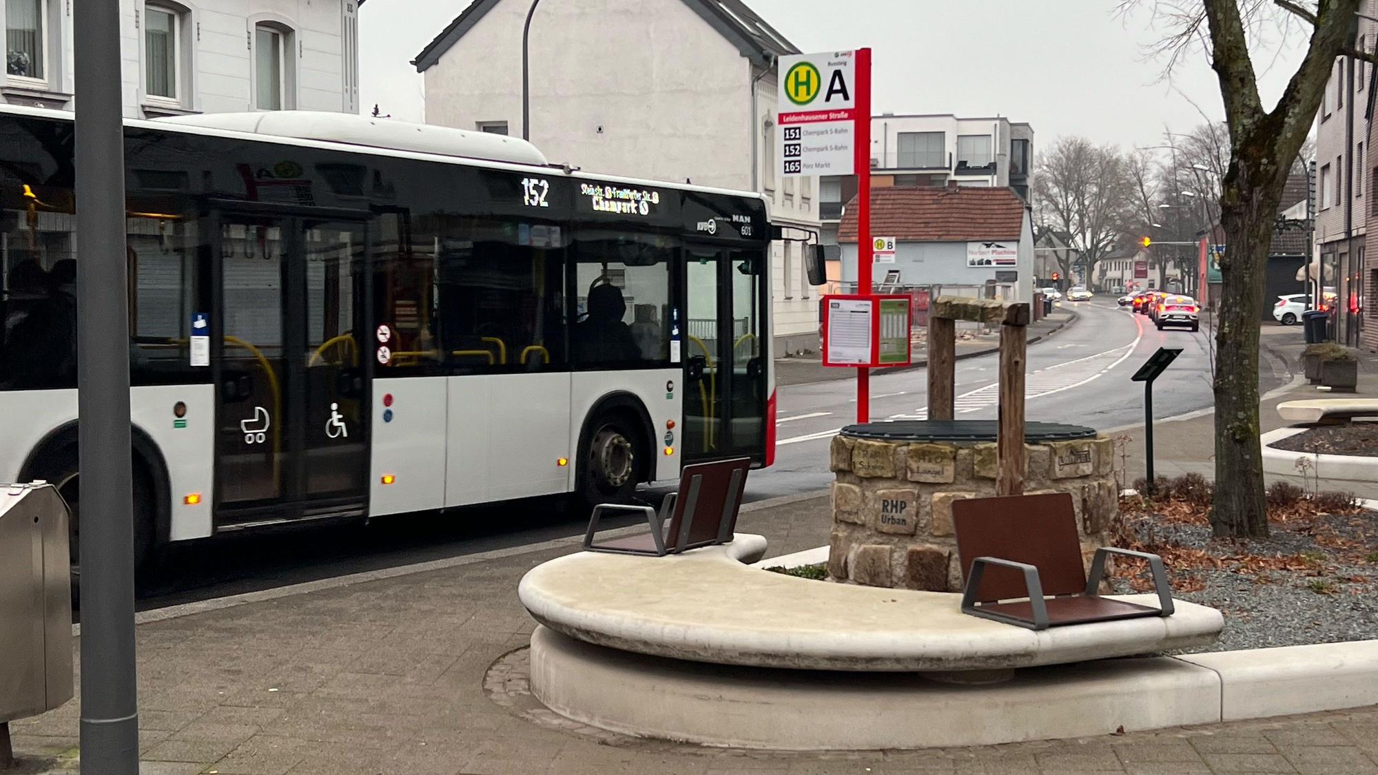 Ein Bus steht an einer Haltestelle.