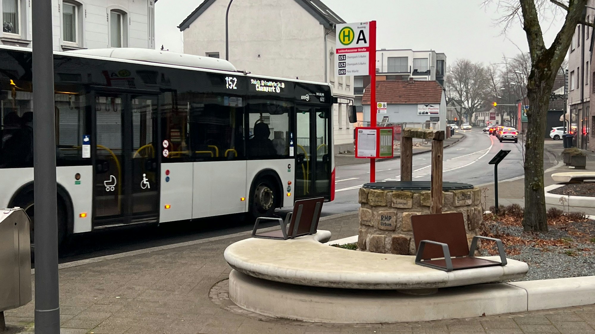 Ein Bus steht an einer Haltestelle.