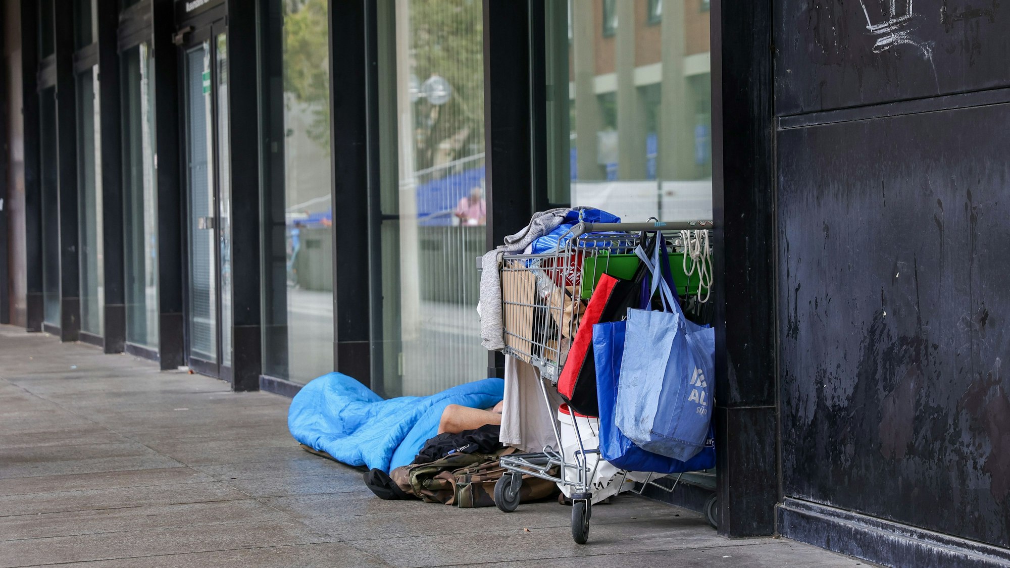 Obdachloser am Römisch Germanischen Museum.