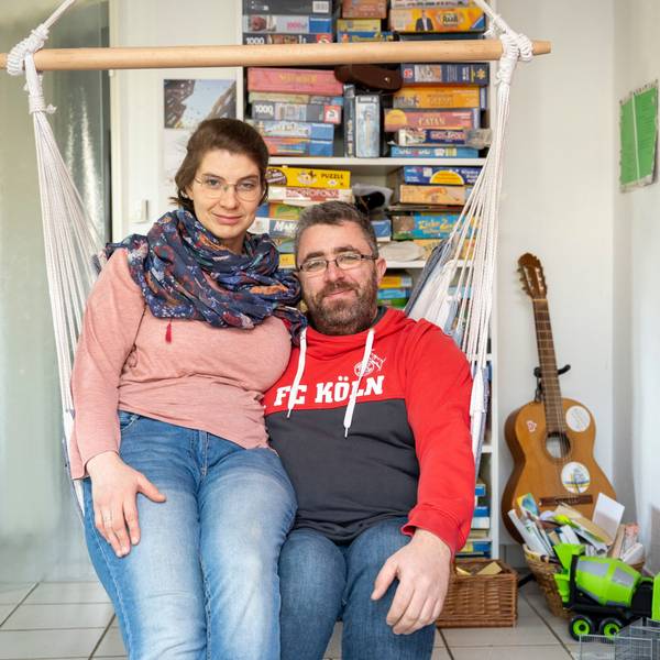 Juliane und Markus Schmitz aus Bergisch Gladbach sprechen über Gleichstellung in der Beziehung. Die beiden sind in ihrer Wohnung zu sehen.