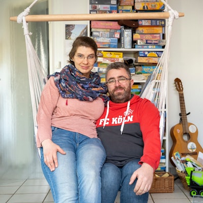 Juliane und Markus Schmitz aus Bergisch Gladbach sprechen über Gleichstellung in der Beziehung. Die beiden sind in ihrer Wohnung zu sehen.
