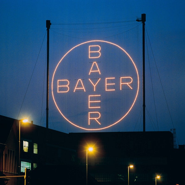 Das Bayer-Kreuz in Leverkusen bei Nacht.