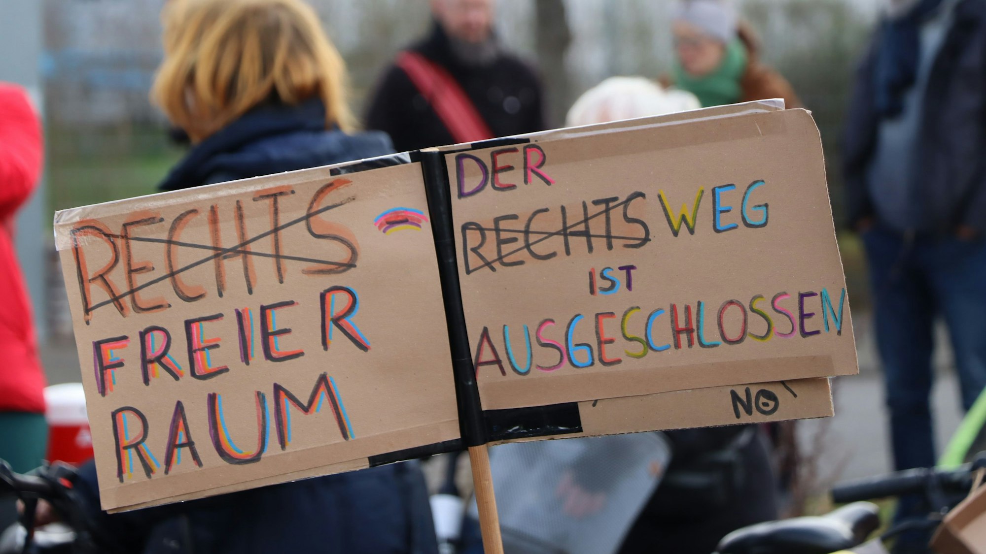Mit Plakaten wenden sich Demonstranten gegen Rechtsextremismus.