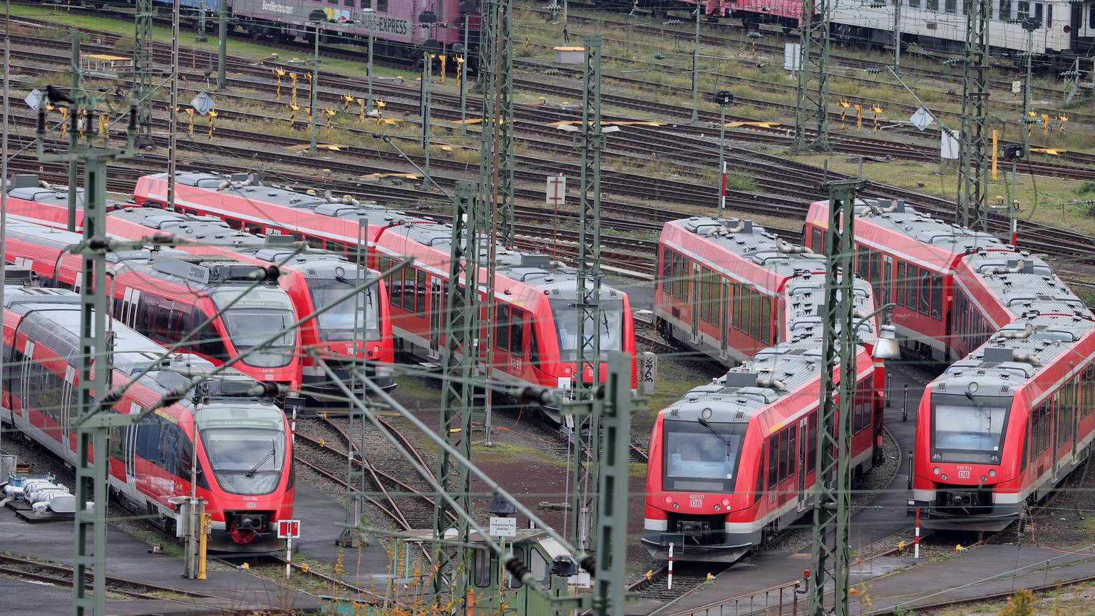Bahnen vor dem Deutzer Bahnhof außer Betrieb.