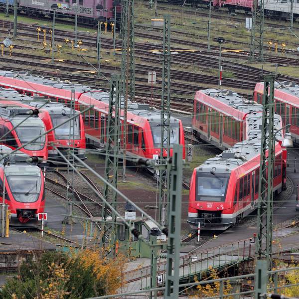 Bahnen vor dem Deutzer Bahnhof außer Betrieb, 11.11.2023, Bild: Herbert Bucco