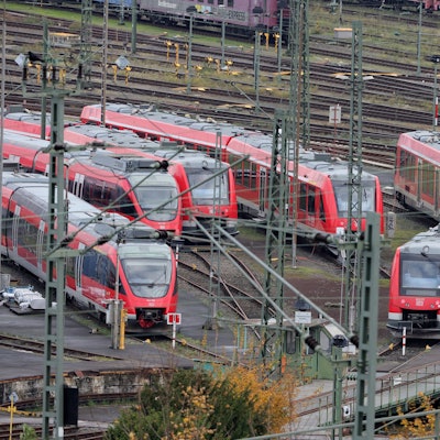 Bahnen vor dem Deutzer Bahnhof außer Betrieb, 11.11.2023, Bild: Herbert Bucco