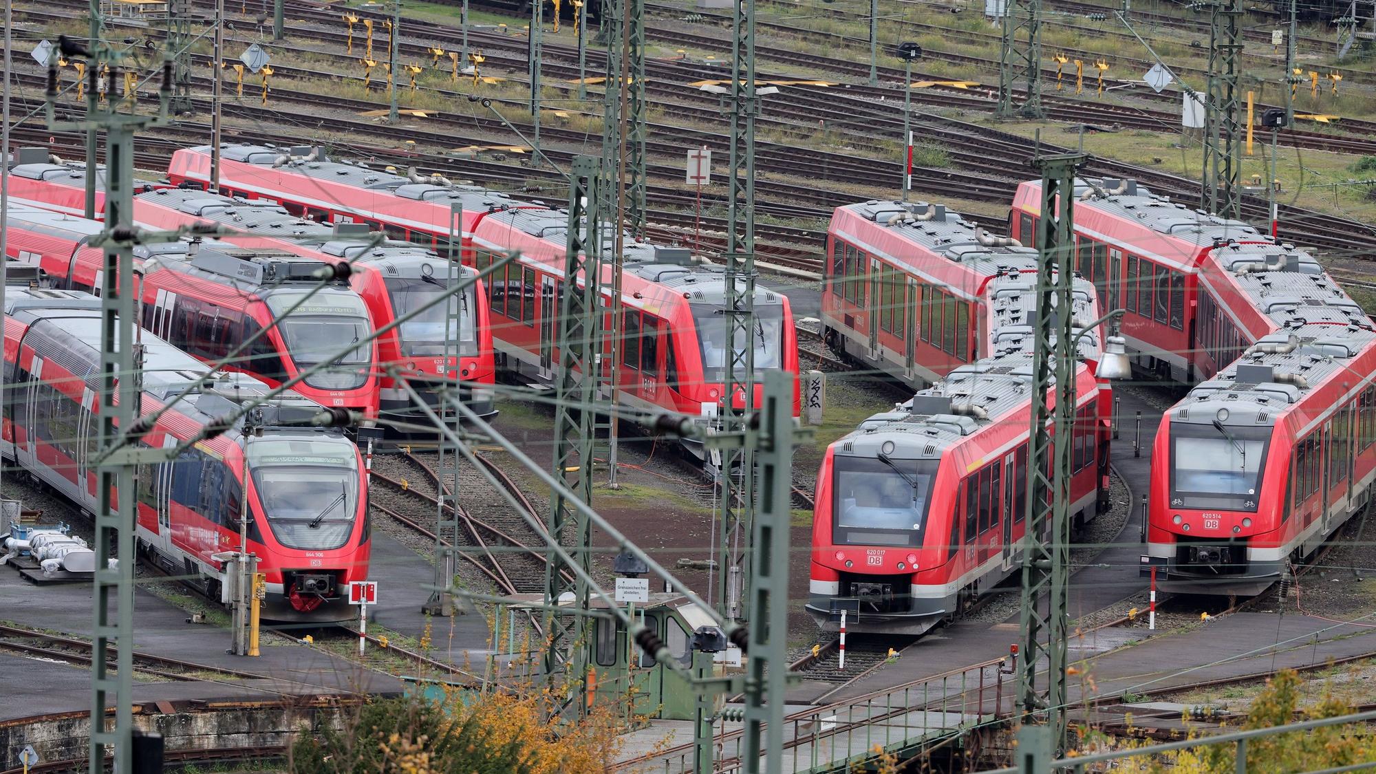 Bahnen vor dem Deutzer Bahnhof außer Betrieb.