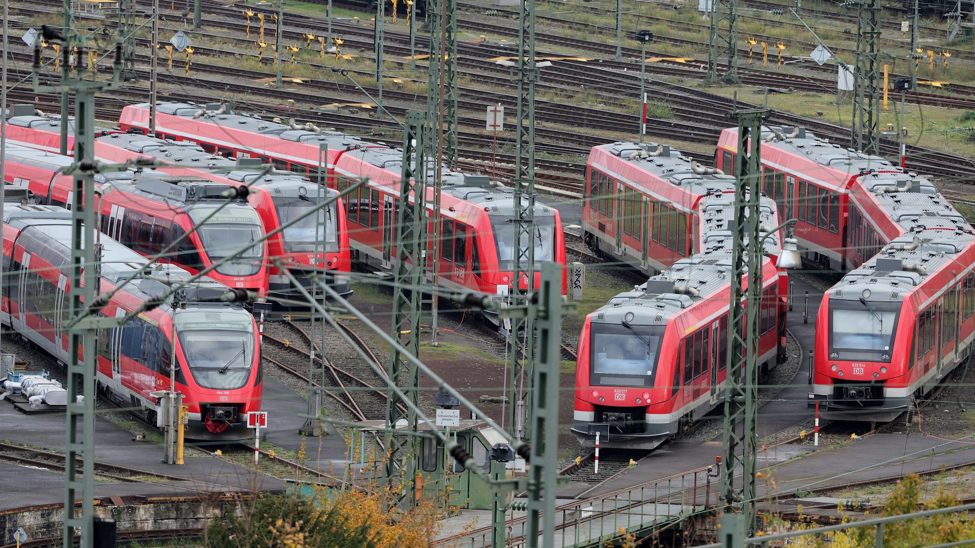 Bahnen vor dem Deutzer Bahnhof außer Betrieb.