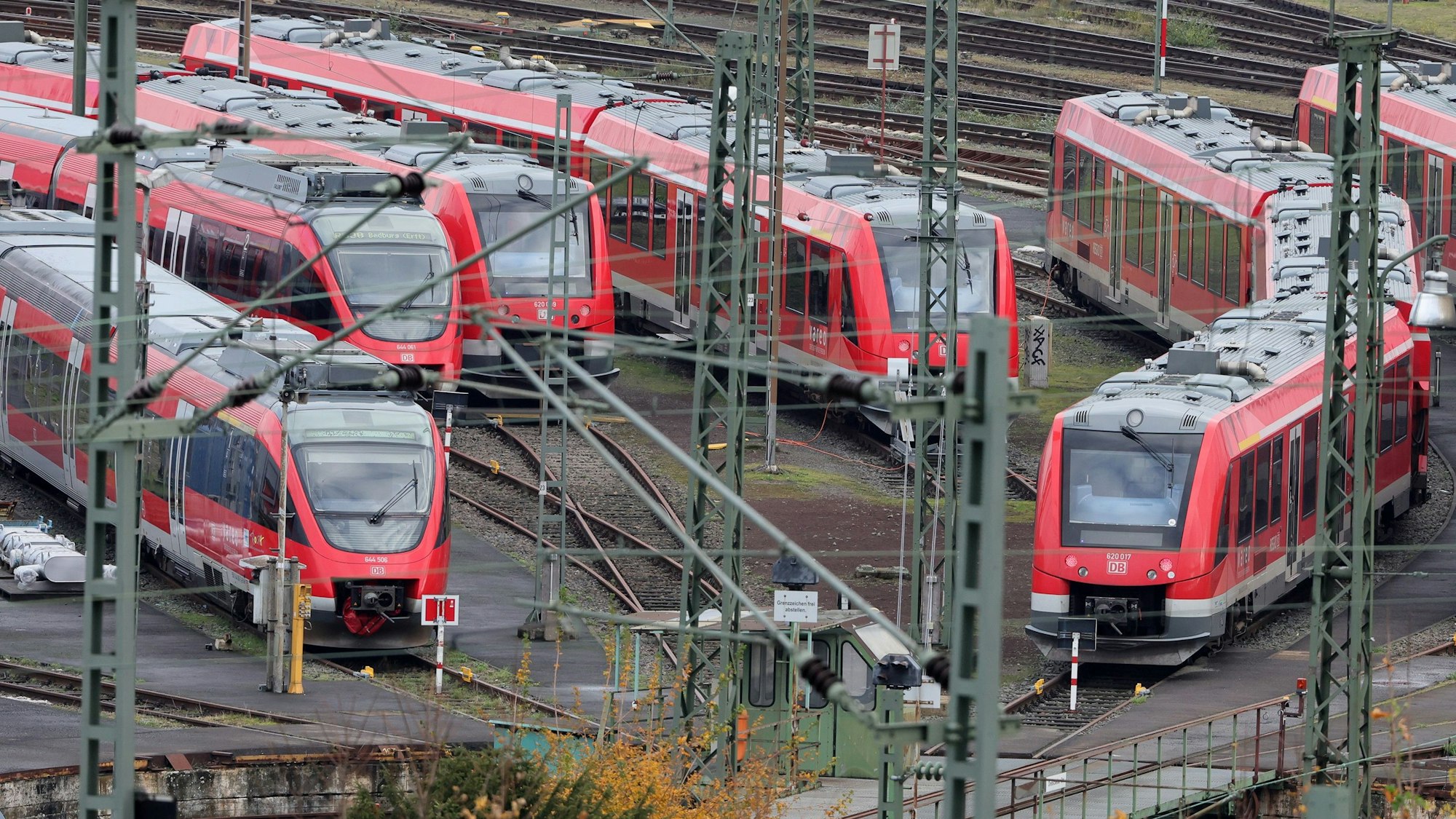 Bahnen vor dem Deutzer Bahnhof außer Betrieb, 11.11.2023, Bild: Herbert Bucco