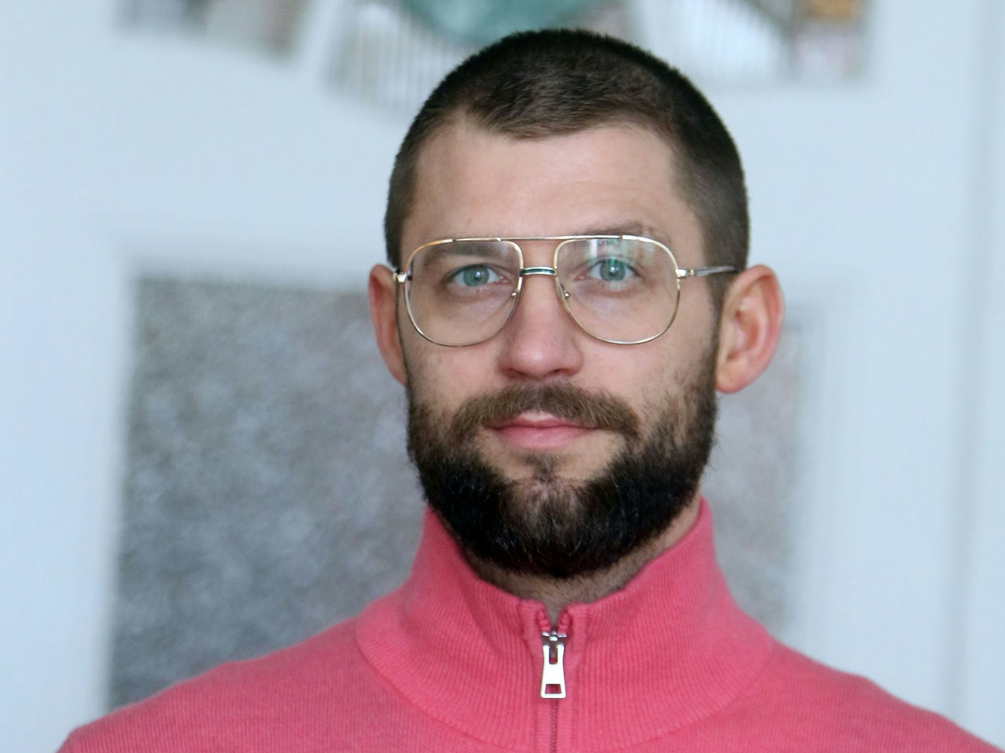 Timo Lipfert in seiner Wohnung in Köln, er ist im Porträt zu sehen.