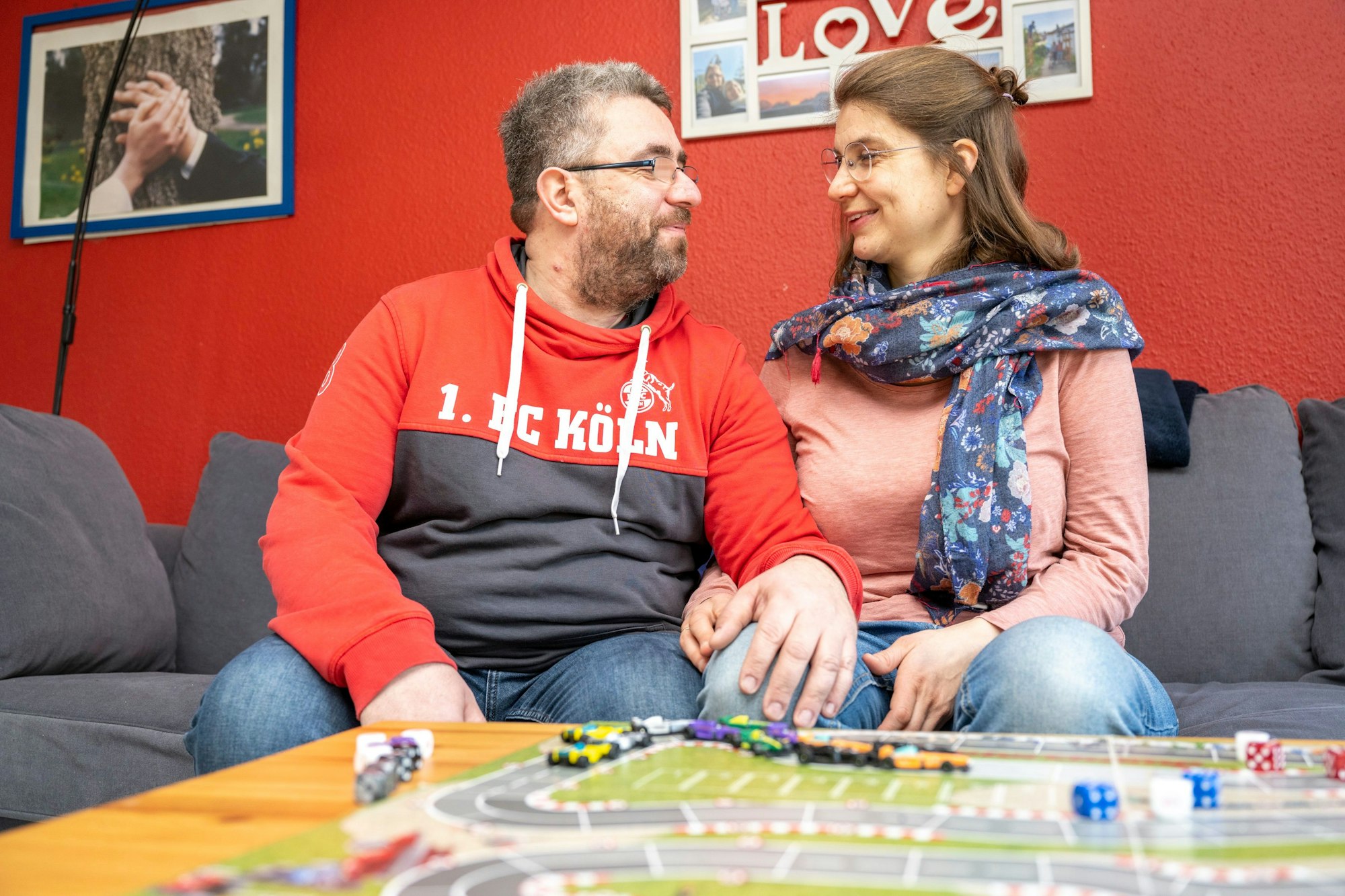 Juliane und Markus Schmitz in ihrer Wohnung in Bergisch Gladbach