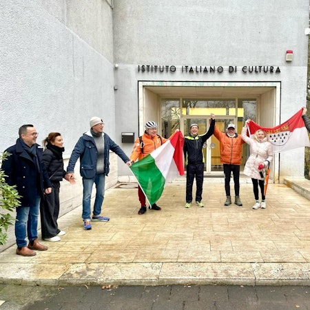 Eine Gruppe Menschen steht vor dem Eingang des italienischen Kulturinstituts.