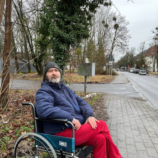 Porträt des Obdachlosen Alfred vor der Notschlafstelle an der Ostmerheimer Straße.