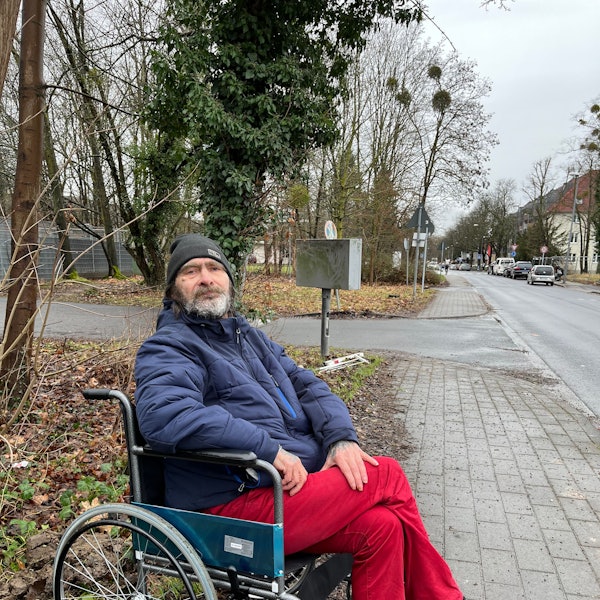Porträt des Obdachlosen Alfred vor der Notschlafstelle an der Ostmerheimer Straße.