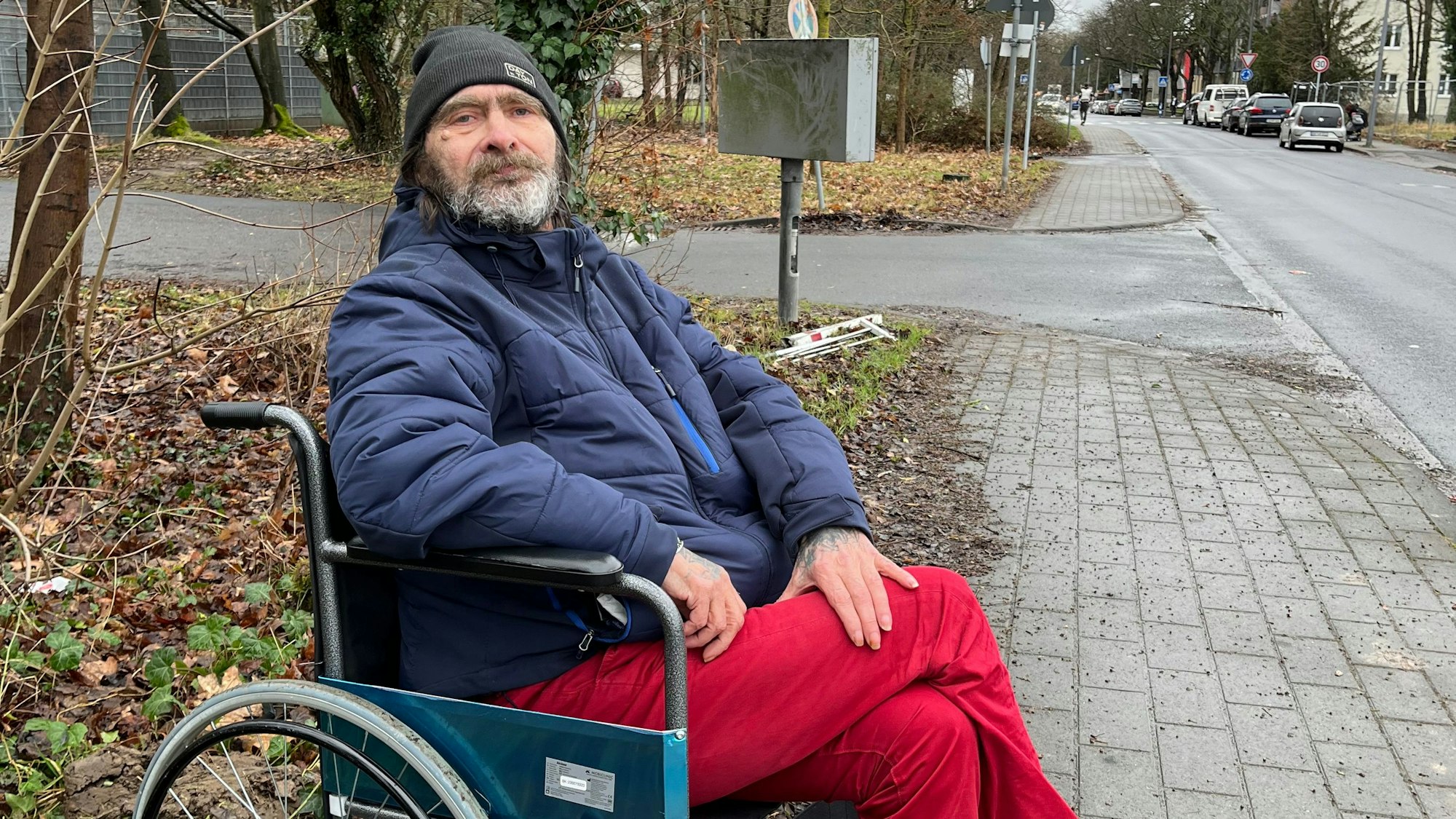 Porträt des Obdachlosen Alfred vor der Notschlafstelle an der Ostmerheimer Straße.