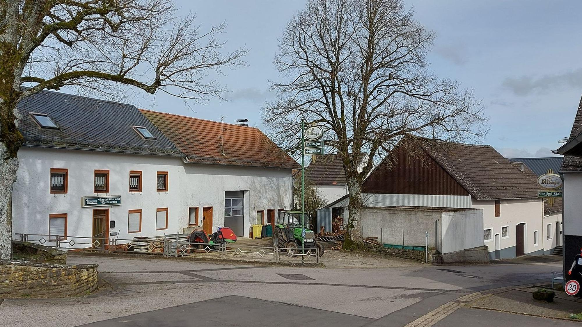 Das Bild zeigt die Einmündung der Rützgasse in die Höhestraße. Dort befindet sich die Gaststätte Stahl.