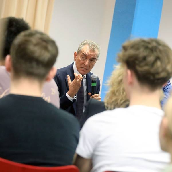 Publizist Michel Friedman bei einer Diskussionsrunde zum Thema Antisemitismus mit Schülerinnen und Schülern im Lessing-Gymnasium in Porz-Zündorf.